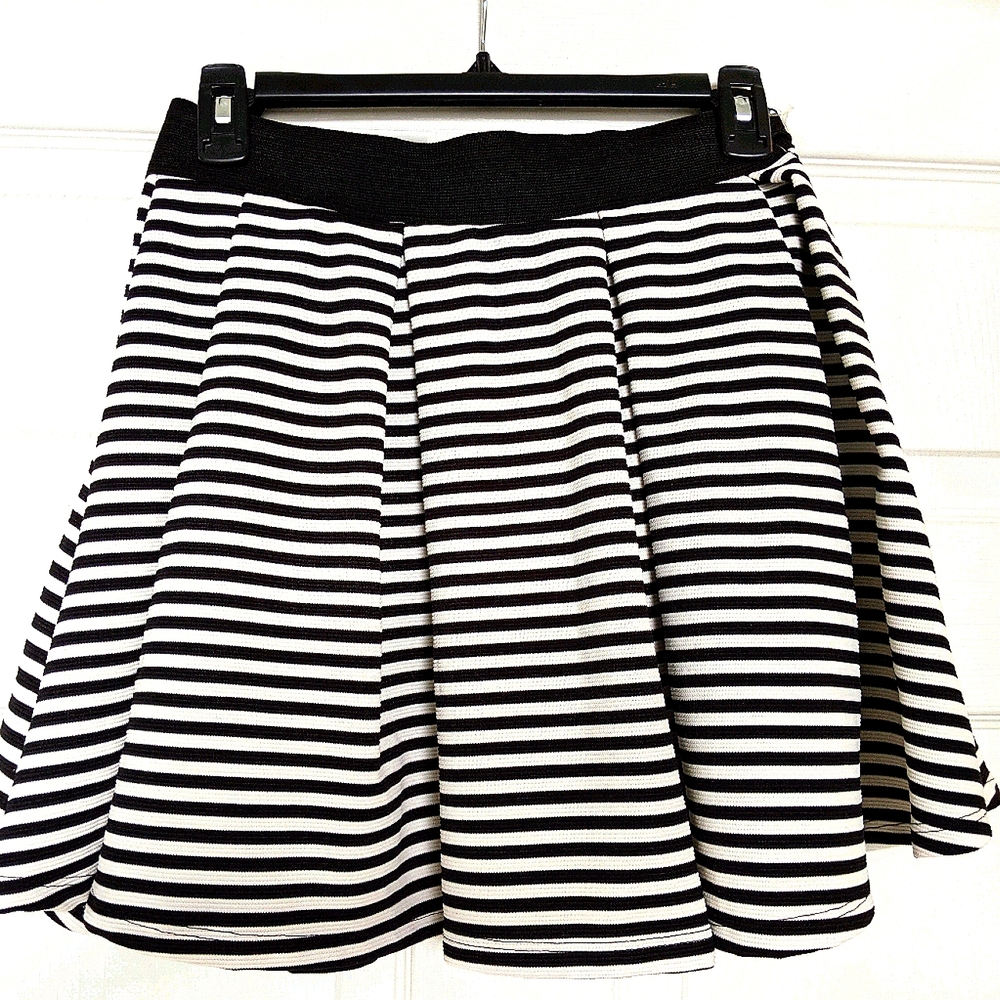 Mini skirt - Striped B&W Pleated NWT Size M
